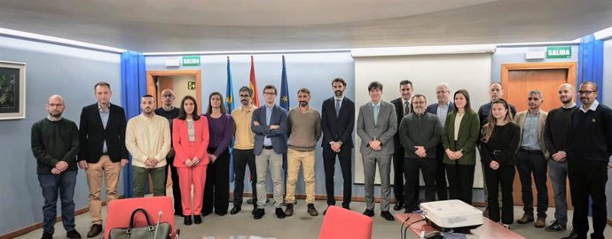 El consejero de Ciencia, Industria y Empleo, Borja Sánchez, con representantes de los centros de I+D+i de grandes empresas.