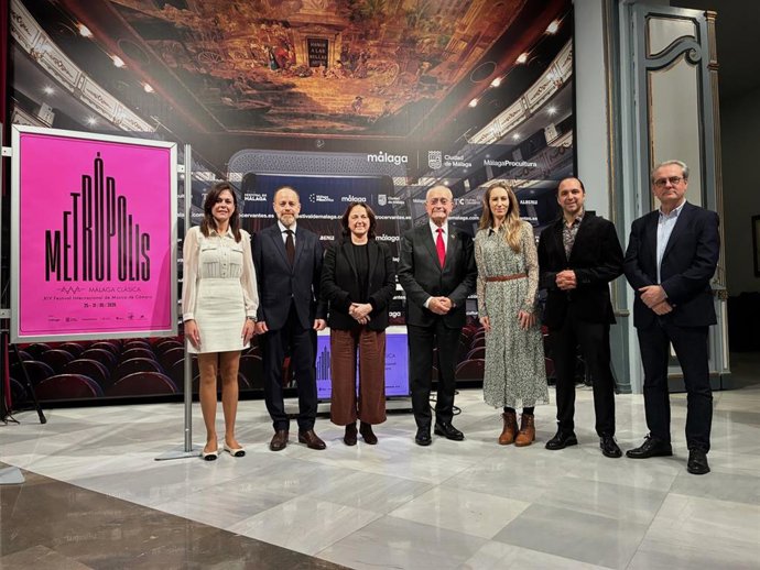 El alcalde, Francisco de la Torre; la edil de Cultura, Mariana Pineda; el gerente de Málaga Procultura, Juan Antonio Vigar; representantes de fundación 'la Caixa' y CaixaBank; y Jesús Reina y Anna Margrethe Nilsen en la presentación del festival.
