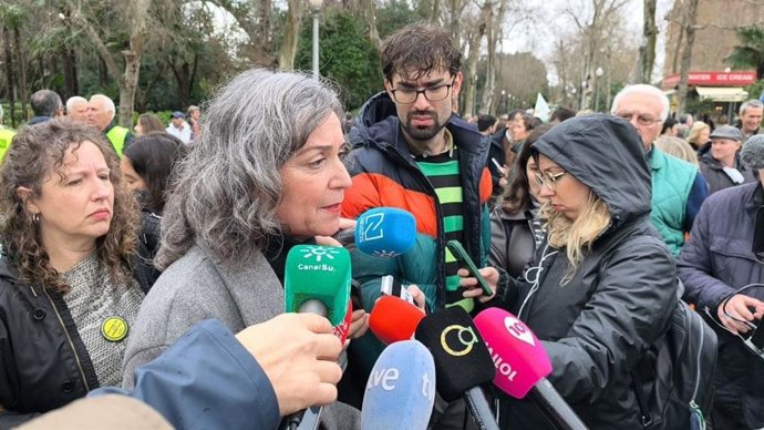 La diputada de Adelante Begoña Iza, este martes en declaraciones a los medios en Sevilla ante la concentración de tractores en rechazo al acuerdo UE-Mercosur.