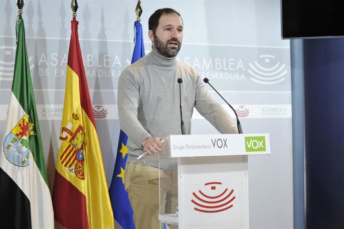 El portavoz adjunto del Grupo Parlamentario Vox en la Asamblea de Extremadura, Álvaro Sánchez-Ocaña Vara, en rueda de prensa