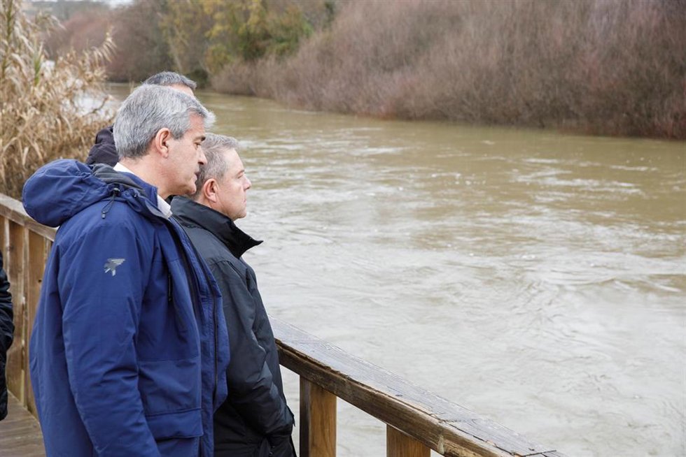 El jefe del Gobierno autonómico, Emiliano García-Page, en la crecida del río Alberche a su paso por Escalona