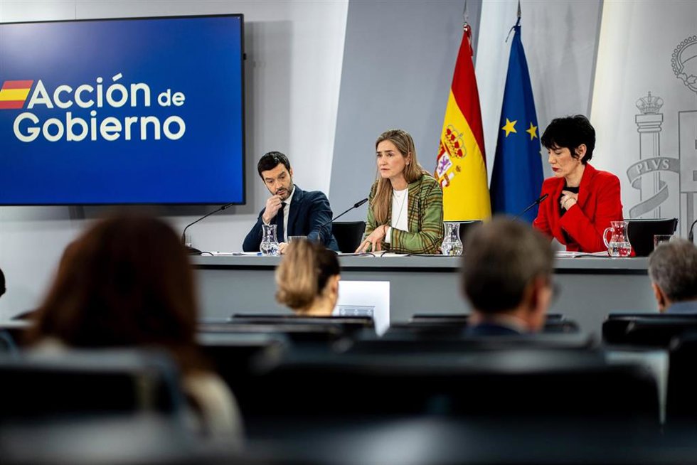 (i-d) El ministro de Derechos Sociales, Consumo y Agenda 2030, Pablo Bustinduy, La vicepresidenta  ministra para Transición Ecológica y el Reto Demográfica, Sara Aagesen, y la Ministra de Inclusión, Seguridad Social y Migraciones, Elma Saiz