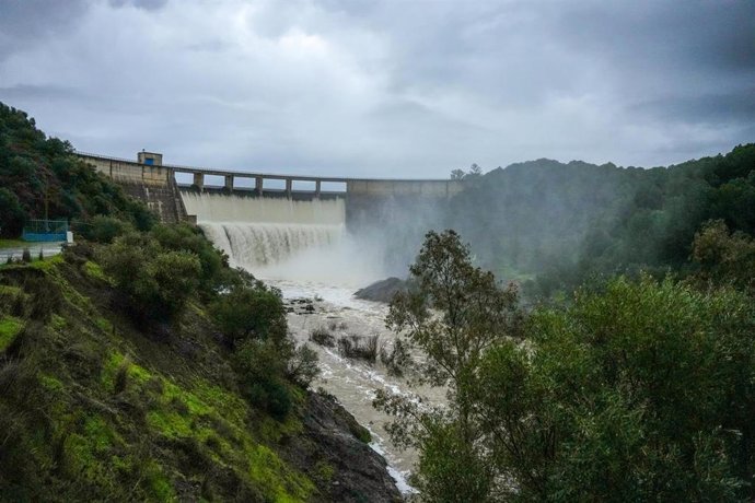 Imagen de archivo del embalse del Gergal en Gillena (Sevilla) desembalsando agua.