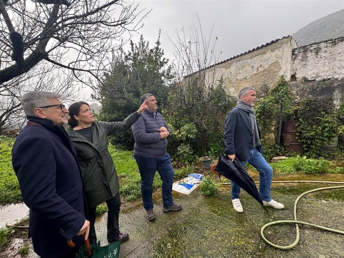 El secretario general del PSOE de Málaga, Josele Aguilar; el portavoz socialista en la Diputación, Josele González, y el secretario de organización del PSOE malagueño, José Bernal, visitan Benaoján, junto a la portavoz local, Soraya García.