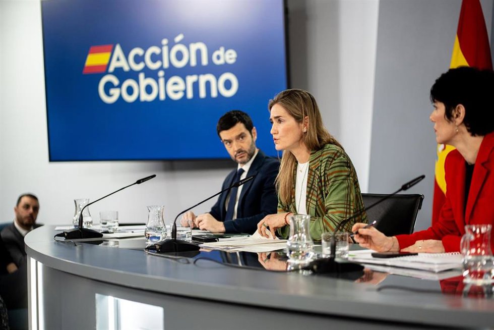 (i-d) El ministro de Derechos Sociales, Consumo y Agenda 2030, Pablo Bustinduy, La vicepresidenta del Gobierno y ministra para Transición Ecológica y el Reto Demográfica, Sara Aagesen, y la Ministra de Inclusión, Seguridad Social y Migraciones y portavo