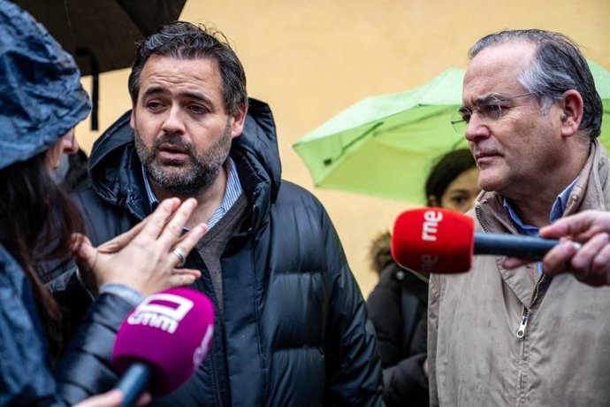 El presidente del PP de Castilla-La Mancha, Paco Núñez, junto al alcalde de Talavera de la Reina, José Julián Gregorio.