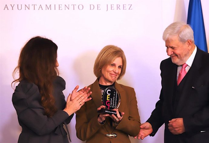 La alcaldesa de Jerez de la Frontera (Cádiz), María José García-Pelayo, recoge el testigo de Capital Española de la Gastronomía 2026 de la anterior ciudad, Alicante.