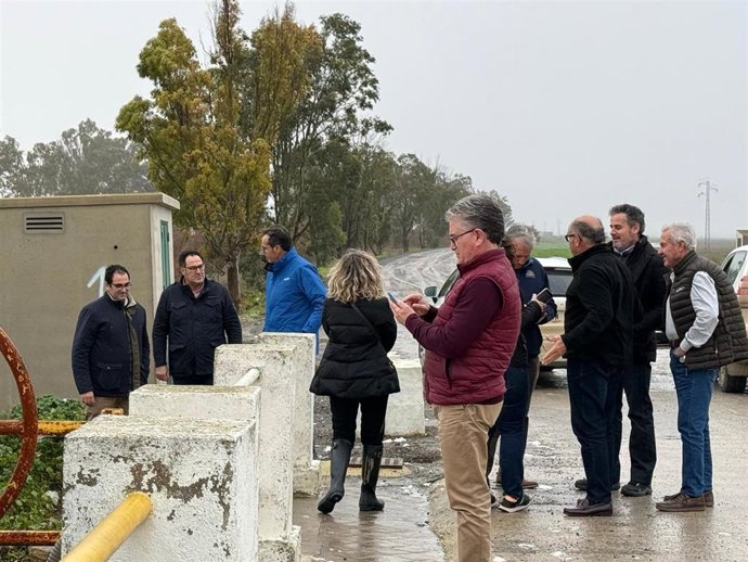 Miembros del PP de Sevilla revisando los daños del temporal en la provincia