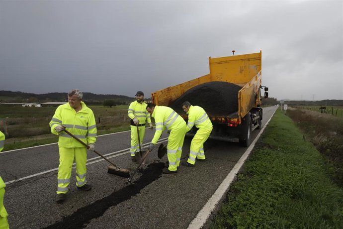 Operarios de la Diputación de Cádiz ejecutando tareas de arreglo en la CA-9208, carretera de El Cobre, en el término municipal de Algeciras, dañada por el paso de los temporales
