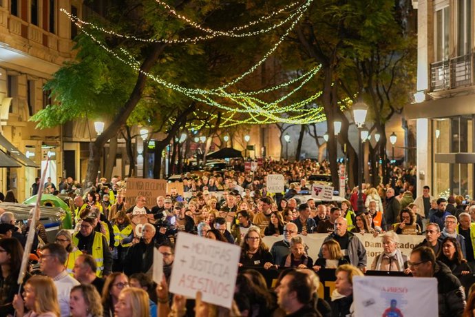 Archivo - Arxiu - Desenes de persones durant una manifestació convocada sota el lema 'Mazón a presò', a 29 de novembre del 2025, a València.