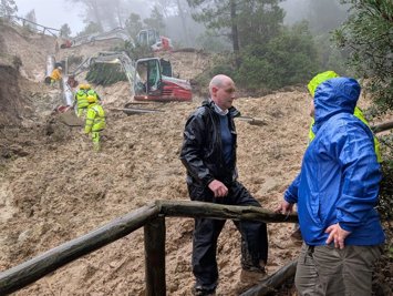 José Luis Hidalgo (c) visita los trabajos para reparar la tubería en el paraje Alto de la Osera.