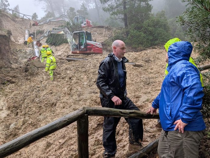 José Luis Hidalgo (c) visita los trabajos para reparar la tubería en el paraje Alto de la Osera.