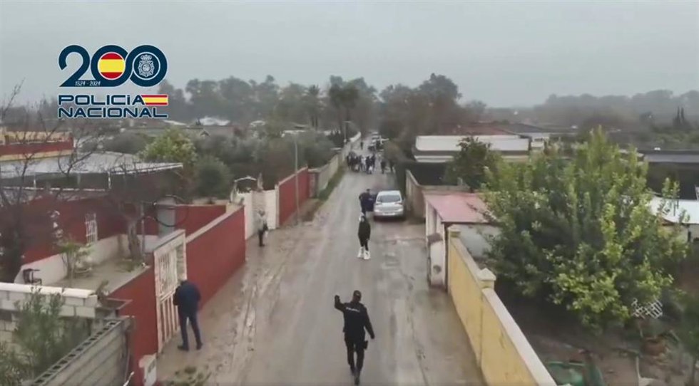 Regresan a las viviendas las familias desalojadas por la crecida del río Guadalquivir en Córdoba.