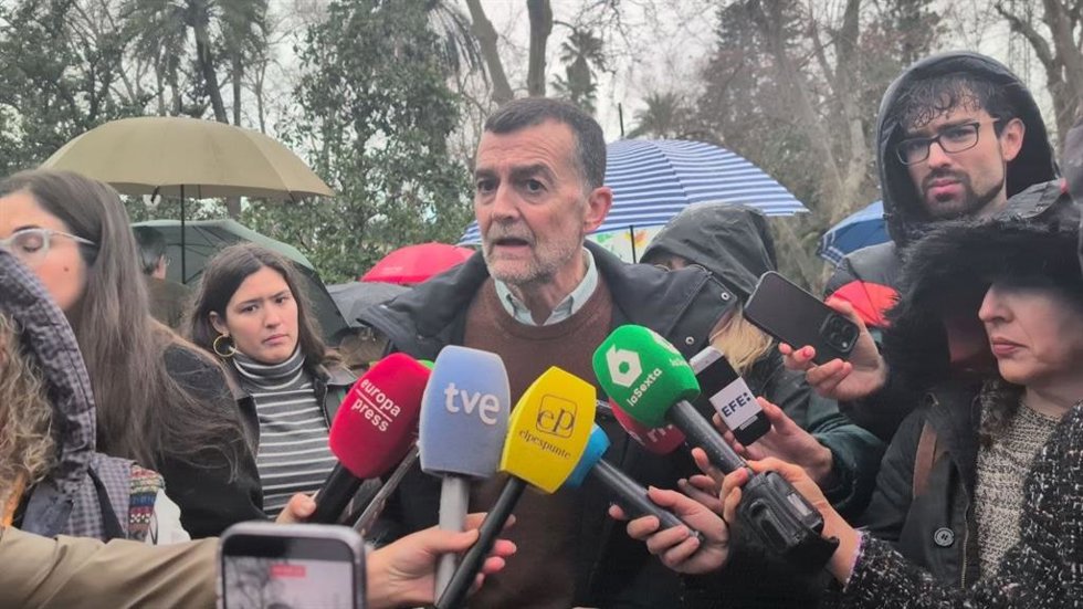 El coordinador federal de IU, Antonio Maíllo, atiende a los medios en la protesta en Sevilla contra el acuerdo UE-Mercosur.