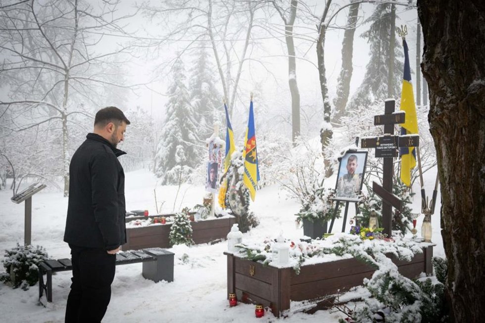 El presidente Volodimir Zelenski en un acto de homenaje a soldados ucranianos muertos en combate.