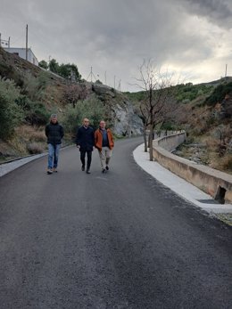 El delegado territorial de Agricultura, Pesca, Agua y Desarrollo Rural de la Junta en Almería, Antonio Mena, junto al alcalde de Suflí, Raúl Guirao, durante la visita al Camino de Almería.
