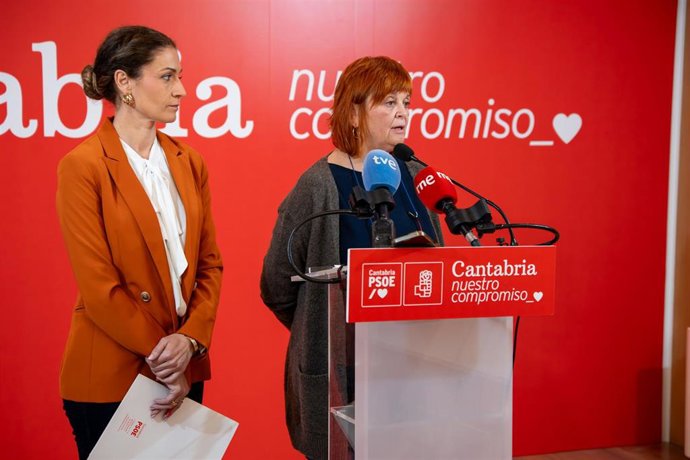 La portavoz de la Ejecutiva del PSOE de Cantabria, Ainoa Quiñones, y la secretaria de Transportes y Movilidad Sostenible, Patricia Rueda, dan a conocer las alegaciones socialistas al mapa concesional de transportes