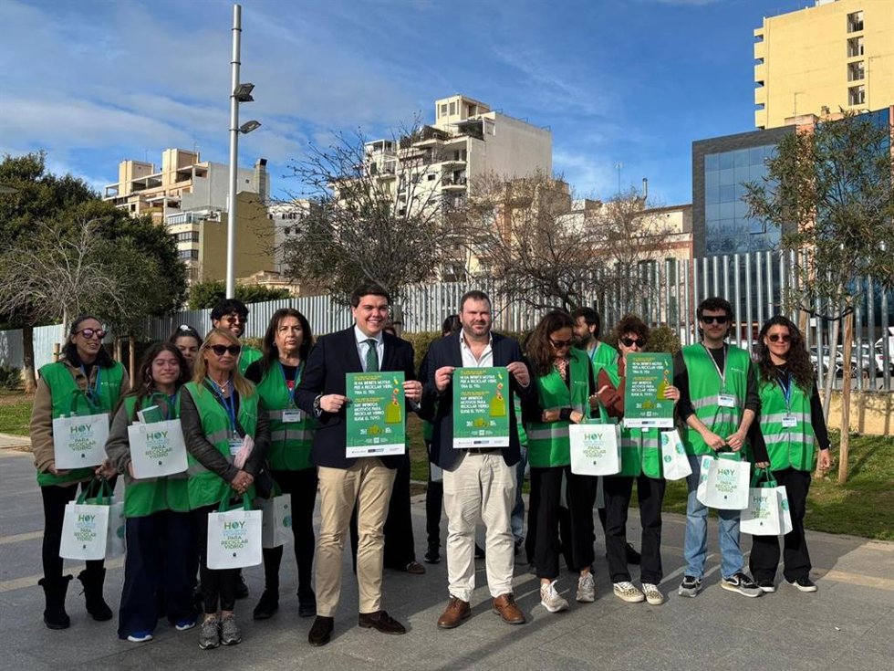 El teniente de alcalde y regidorde Medio Natural, Entornos Saludables, Mercados e Innovación del Ayuntamiento de Palma, Lloren Bauz de Keizer, y el coordinador de Gerencia de Ecovidrio en Baleares, Ivan Tols, en la presentación de EcoBarrios.