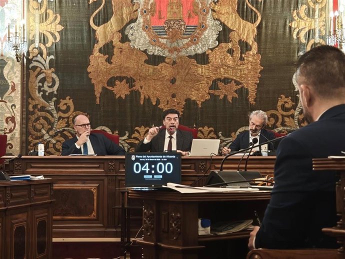 El alcalde de Alicante, Luis Barcala (c), en una imagen de archivo durante un pleno