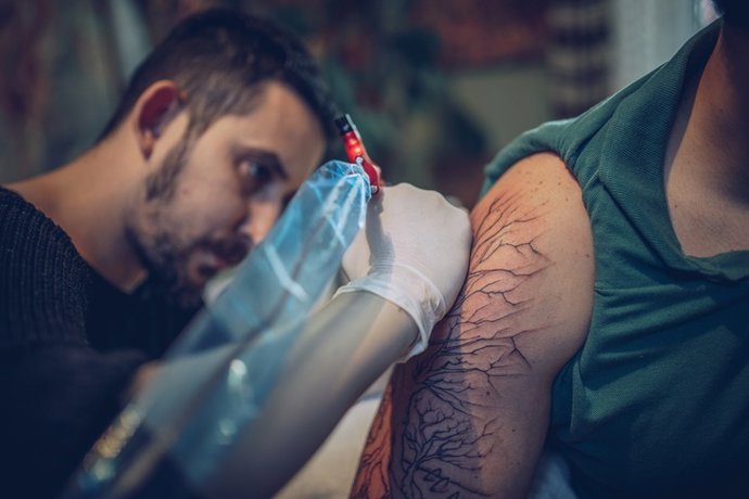 Archivo - Imagen de recurso de un tatuador.