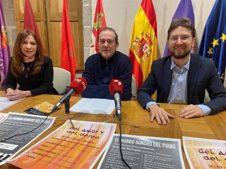 El concejal de Cultura en el Ayuntamiento de Ávila, Ángel Sánchez, junto con Eva Sebastián, presidenta de la asociación Amor al Arte, y el compositor Bohdan Syroyid.