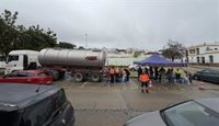 Paterna (Cádiz) abastece a los vecinos con camiones cisterna tras dos días sin agua potable por el temporal