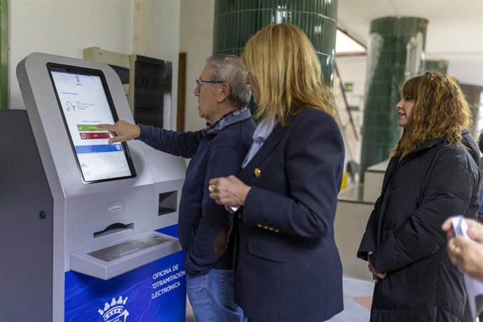 La alcaldesa de Huelva, Pilar Miranda, en su visita a la nuevas máquina de autotramitación electrónica en La Morana.