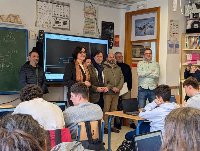 La delegada de Desarrollo Educativo y Formación Profesional de la Junta en Granada, María José Martín Gómez, en un centro de Churriana de la Vega (Granada).