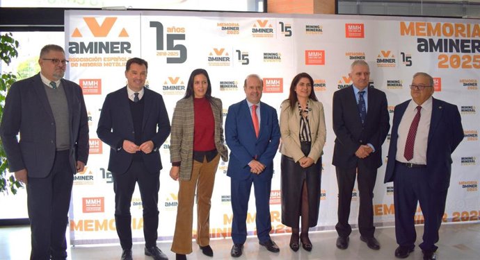 Foto de familia de la presentación de la VI edición de la Mining and Minerals Hall en Huelva.