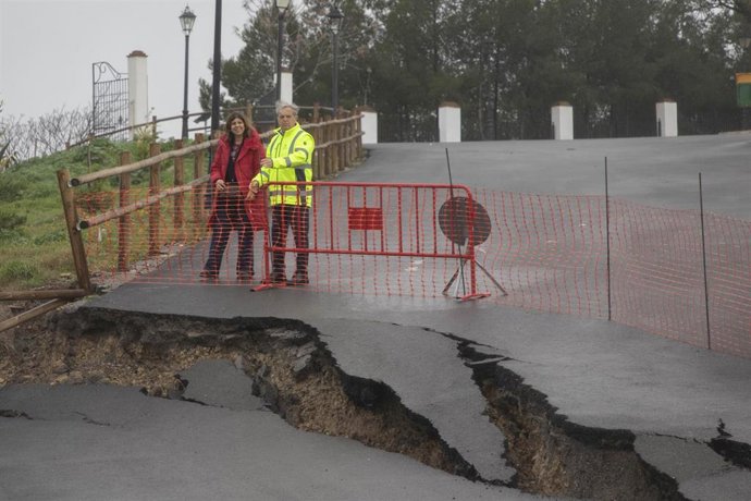 El presidente de la Diputación, Salvador Fuentes, en su visita a Benamejí.