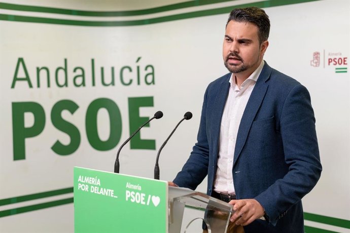 El parlamentario andaluz del PSOE de Almería Mateo Hernández Tristán durante la rueda de prensa.