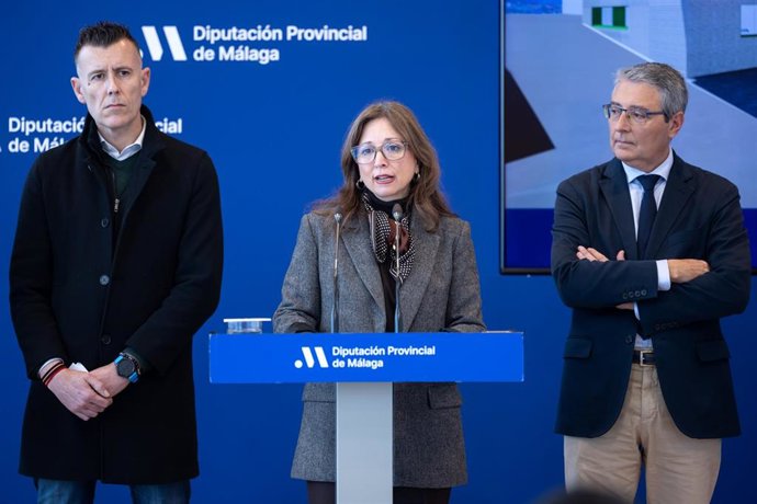 La delegada de la Junta en Málaga, Patricia Navarro, informa del proyecto de reforma y ampliación del consultorio médico de Cuevas de San Marcos junto al presidente de la Diputación, Francisco Salado, y el alcalde del municipio, José María Molina.