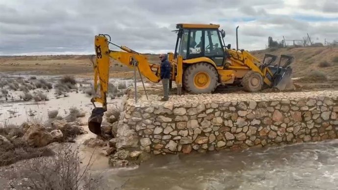 Maquinaria pesada enviada por el Ayuntamiento de Albacete para mitigar la llegada de agua a la ciudad y evitar inundaciones por la saturación de la red de colectores.