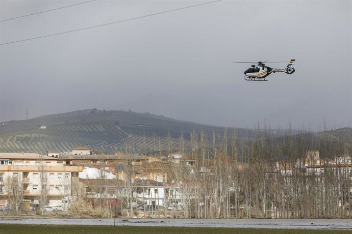 Un helicóptero de la Guardia Civil inspecciona el desbordamiento del río Genil a su paso por la localidad granadina de Huétor Tájar. A 9 de Febrero de 2026, en Huétor Tájar, Granada (Andalucía, España). La localidad de Húetor Tájar, en la comarca granadin