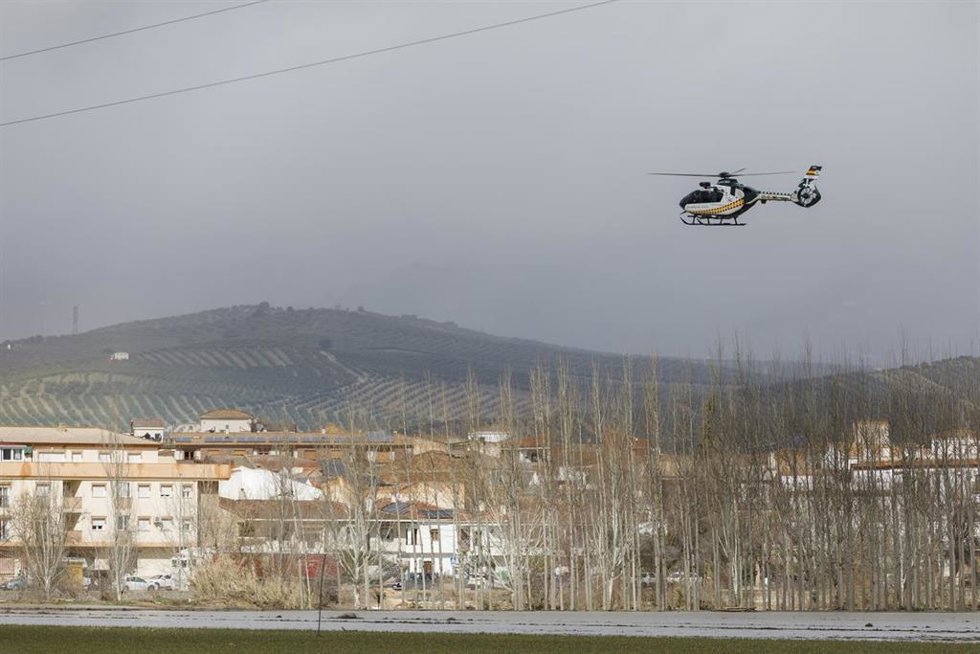 Un helicóptero de la Guardia Civil inspecciona el desbordamiento del río Genil a su paso por la localidad granadina de Huétor Tájar. A 9 de Febrero de 2026, en Huétor Tájar, Granada (Andalucía, España). La localidad de Húetor Tájar, en la comarca granad