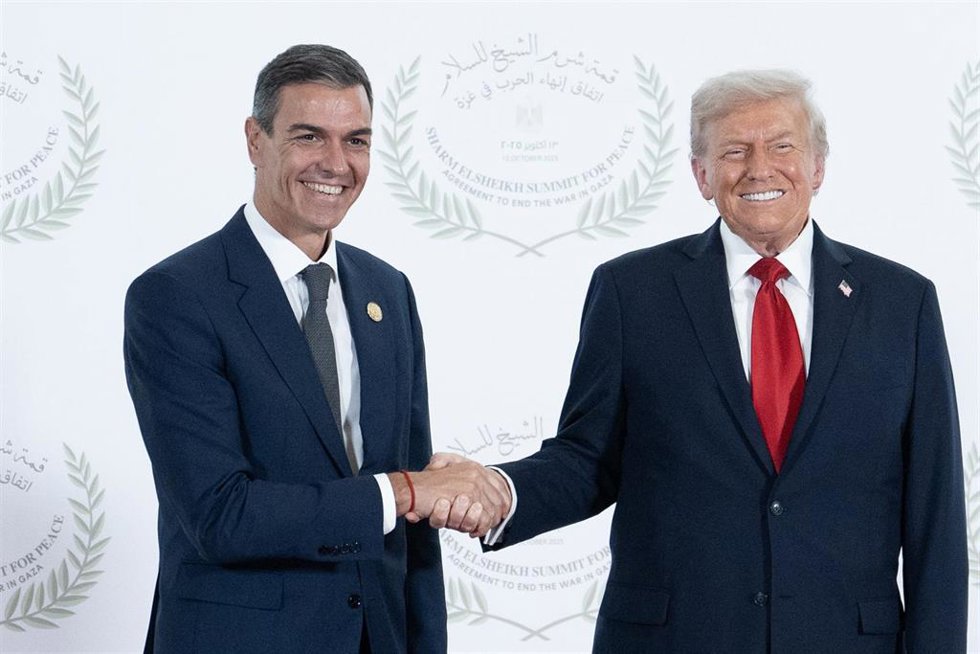 Archivo - El presidente del Gobierno, Pedro Sánchez (i) saluda al presidente de Estados Unidos, Donald Trump (d), antes de la ceremonia de firma del plan de paz para Oriente Próximo, a 13 de octubre de 2025, en Egipto.