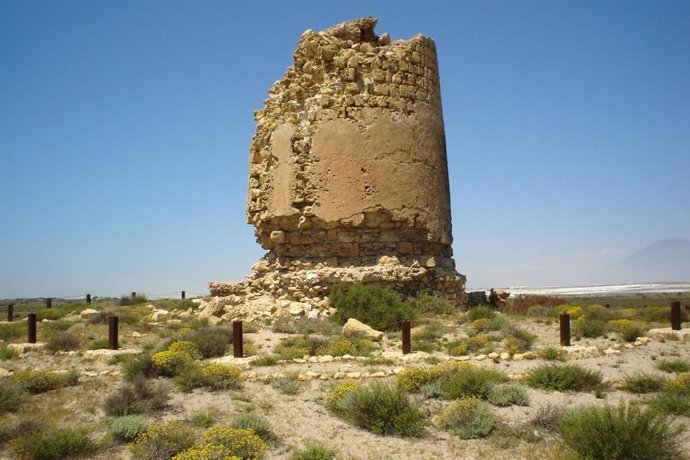 Torre de Cerrillos, en el Paraje Natural Punta Entinas-Sabinar, en Roquetas de Mar (Almería).