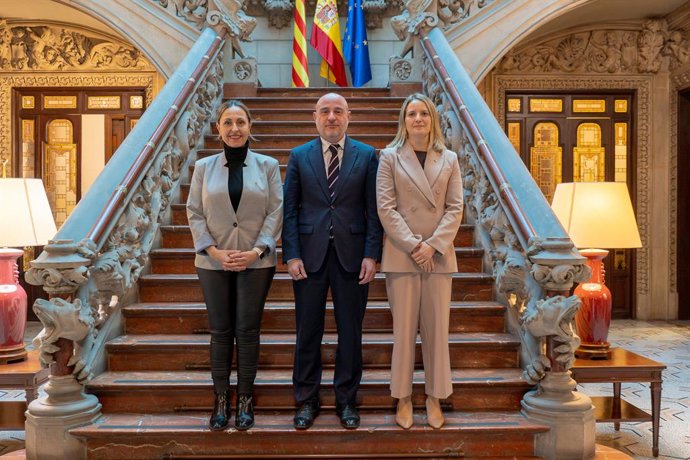 La consellera d'Igualtat i Feminisme de la Generalitat, Eva Menor; el delegat del Govern central a Catalunya, Carlos Prieto; i la consellera de Drets Socials i Inclusió, Mònica Martínez Bravo, aquest dimarts
