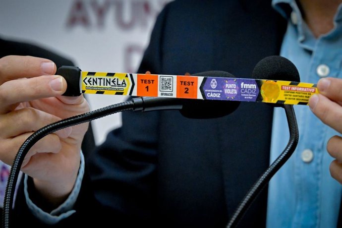 Archivo - Pulsera centinela que se repartieron durante el pasado Carnaval de Cádiz de 2025 para detectar drogas en las bebidas. ARCHIVO.