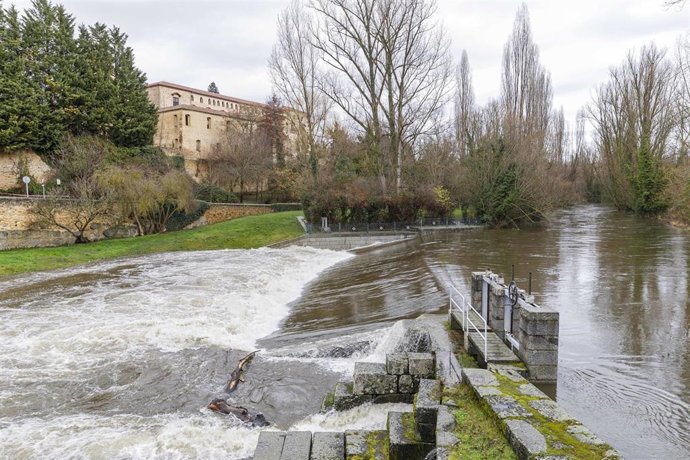 Crecida del río Eresma a su paso por la capital segoviana.