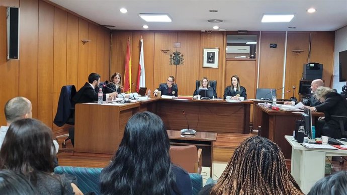 Inicio del juicio al acusado de agredir sexualmente a una menor, desde que tenía 12 años y hasta los 15, y con la que mantenía una relación "casi familiar"