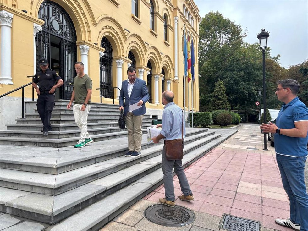 Archivo - Representantes de Asturias Ganadera conversan con el presidente del Principado, Adrián Barbón, frente a la sede de Presidencia, foto de archivo