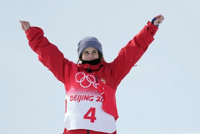 Archivo - Arquivo - A ciclista espanhola Queralt Castellet comemora a medalha de prata nos Jogos Olímpicos de Pequim 2022.