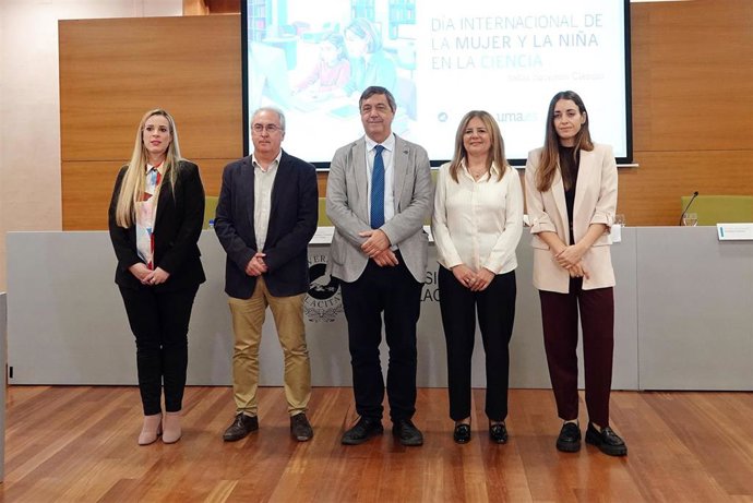 La presentación del programa del 11F la ha presidido el rector, Teodomiro López, que ha estado acompañado por la vicerrectora de Igualdad y Política Social, María José Berlanga, y el vicerrector de Investigación y Divulgación Científica, Pedro Maireles.
