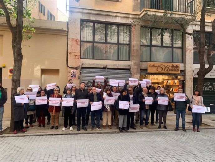 Protesta frente al Parlament el día que se rechaza la enmienda a la totalidad a la proposición para derogar la ley de  memoria democrática.