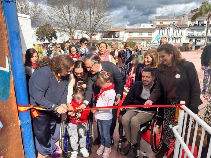 Junta mejora accesibilidad del CEIP Emilia Olivares de Alhaurín El Grande con una nueva rampa.