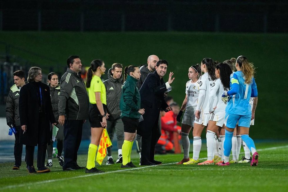 Archivo - Pau Quesada habla con sus jugadoras durante un partido