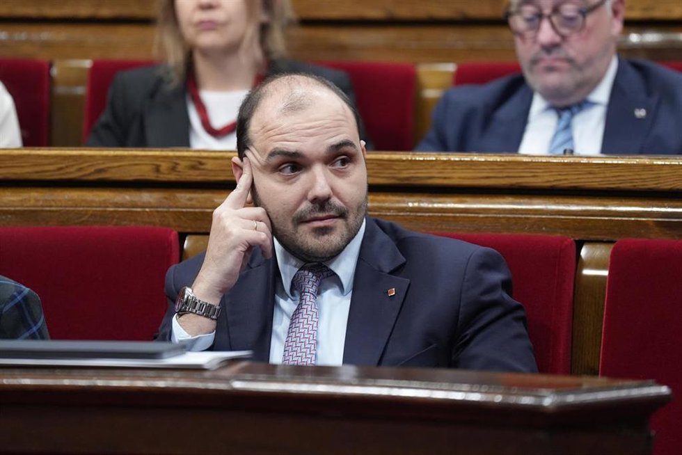 El conseller de la Presidencia, Albert Dalmau, durante un pleno en el Parlament de Cataluña, a 10 de febrero de 2026
