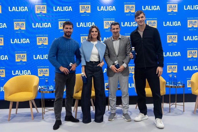 Los actores Maxi Iglesias y Amaia Salamanca, y los exfutbolistas Luis Figo y Fernando Llorente, de izquierda a derecha.