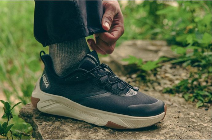 Hoka presenta las zapatillas híbridas 'Transport 2', una redefinición de la transición entre ciudad y montaña.